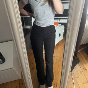 Snygga kostymbyxor - Svarta kostymbyxor ifrån bikbok, bra skick, säljer eftersom dom inte kommer till andvändning💕nypris 499kr