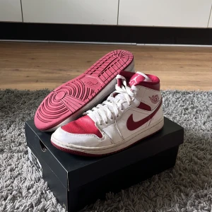 Jordan 1 mid ”reverse Chicago” - Använda någon gång men har mest stått i garderoben så dem har ett bra skick. Boxen som kommer med är till en annan sorts jordan. Går för ungefär 2500kr