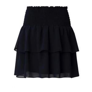 Säljer min svart Chelsea kjol som knappt är använd. Den är köpt för 449 och säljar för 200❤️