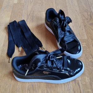 Puma skor - Storlek 39, kommer med 2 olika sorters skosnören. Knappt använda.