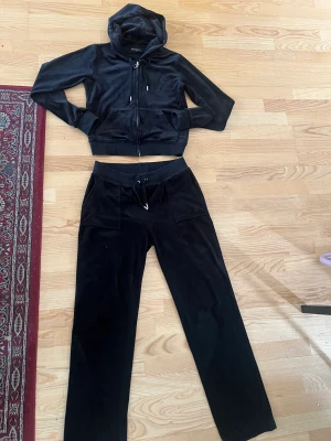 Juicy Couture Dress - Säljer min knappt använda dress, tröjan är i storlek S och byxorna är i storlek M. Nypris 2300 , min pris är 1000 kr för båda och 500 per plagg. 