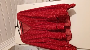 Blus - Röd blus från bubbleroom. Använd fåtal gånger.  