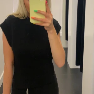 Stickad väst  - Som ny, betalning sker via swish och köparen står för frakt 