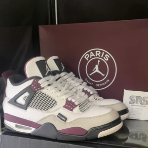 Air jordan 4 PSG - ✔️Air jordan 4 PSG ✔️🔥Storlek 42 🔥⚡️Box och kvitto tillkommer ⚡️🦋Skickar gärna fler bilder eller svarar på frågor 🦋📦Kan fraktas eller mötas upp i Stockholm 📦💥Äkta 💥☀️Perfekta till sommaren ☀️🌸Pris kan diskuteras vid snabb affär 🌸