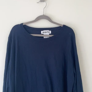 Finstickad tröja HOPE - Oanvänd marinblå finstickad tröja från HOPE💕lite poncho aktig