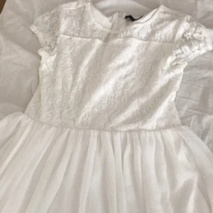 Ellos klänning till bröllop  - Säljer denna klänning från ellos som använts på bröllop av en kompis men passar även på fäster och kalas den har typ lite spets blommor över till .