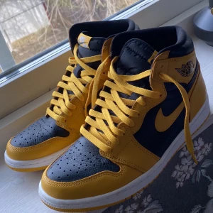 Air Jordan 1 Retro High OG Pollen - Skorna är i storlek 43 och är knappt använda, allt fås med såsom skosnören och skokartong
