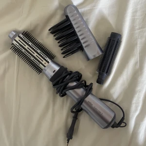 Varmluftsborste - Varmluftsborste från Braun i modellen ’Satin Hair 3’. Tre olika avtagbara borstar medföljer som ni kan se på bilden 💖 Flera år gammal, men torkar håret som den ska!!