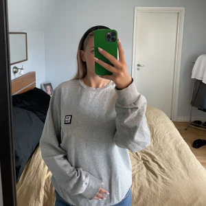 Grå sweatshirt  - Grå sweatshirt från diesel. Storlek M. Använd gärna knappen ” köp nu”. 