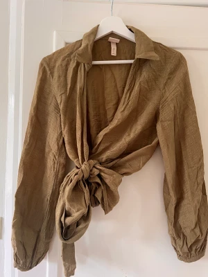 Blus H&M Trend  - Oanvänd blus från H&M trend. Grönare i verkligheten än på bild. 