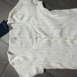 Brandy T-Shirt - Säljer denna Brandy tröjan då jag köpte fel. Lappen är kvar, den är aldrig använd. Nypris 176kr, därför är det ett bra pris💞