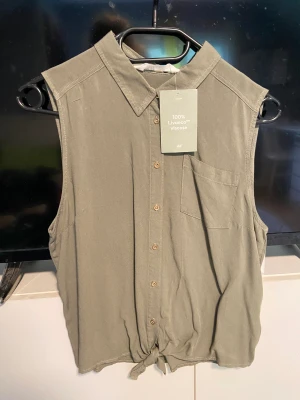 Blus - Fin blus från HM! Helt ny med lapparna kvar! Knappar fram! Storlek 170!