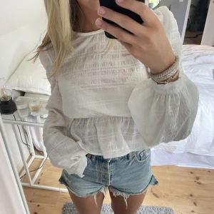 Vitblus  - Säljer denna så fina blus ifrån NaKd. Hör av dig vid frågor eller intresse!🥰🥰