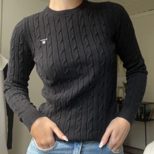 Snygg och skön svart Gant tröja!  - Tröjan är använd endast ett par fåtal gånger och är i mycket bra skick, säljer då jag inte använder den. Köparen betalar för frakten!