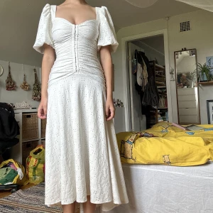 Klänning med öppen rygg - min fina studentklänning🐞 endast använd en gång! sitter som en smäck tack vare korsettgrejen i midjan🐞 materialet är väldigt stretchigt!!