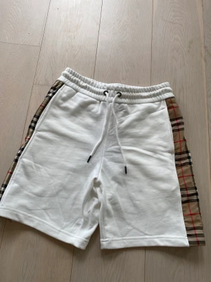 Burberry shorts - Hej! Säljer nu mina burberry shortsen är helt nya.Men har inte kvar kvittot (där av priset) men påsen som du ser på bilden.