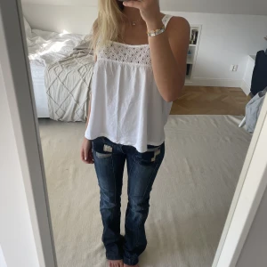 Vintage jeans - Unika jeans köpt secondhand i Köpenhamn! Dem är bootcut och lågmidjade med coola detaljer💗 Midjemått 80cm och innerbenslängd 89cm💗