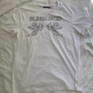 Rhinestone t-shirt i mycket bra skick, då den är som ny. Säljer eftersom att den var för stor på mig. Alla pärlor sitter kvar. Kontakta mig för mer info eller liknande 😁