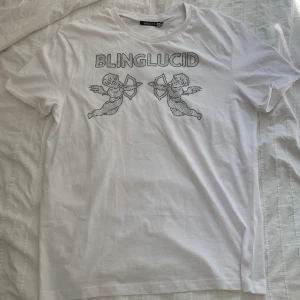 Blinglucid tröja rhinestone - Rhinestone t-shirt i mycket bra skick, då den är som ny. Säljer eftersom att den var för stor på mig. Alla pärlor sitter kvar. Kontakta mig för mer info eller liknande 😁