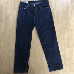 Jeans - köpta från H&M, det är loose fit har andvänt dom några gånger, 9/10 i skick, säljer pga att jag inte har användning av dom. dom är mörk blåa