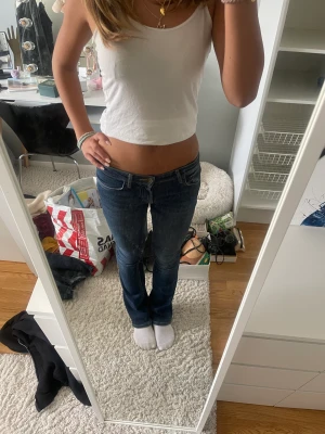Zara jeans - Lågmidjade bootcut jeans från zara❤️‍🔥❤️‍🔥 Såå fina och populära Storlek 34 och passar mig i längden som e 168/169! Kan ej mäta midjemått, men pssar mig som är storlek 24/25 i midja och har midjemått 39/40 rakt över 💖lite använda men inga täcken på användning💞