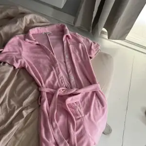En rosa jumpsuit i ”handduks” material. Aldrig använd tyvärr, köpte förra året i september. Märket är ”Glamorous” och är i storlek 36.💗