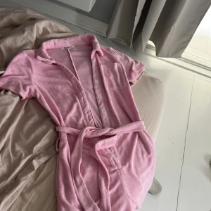 Jumpsuit Rosa - En rosa jumpsuit i ”handduks” material. Aldrig använd tyvärr, köpte förra året i september. Märket är ”Glamorous” och är i storlek 36.💗