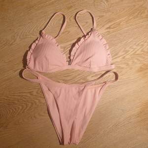 Ribbad halterneck-bikini i rosa. Aldrig använd.