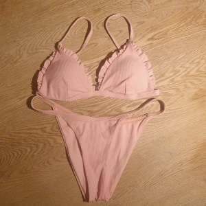 South Beach halterneck bikini - Ribbad halterneck-bikini i rosa. Aldrig använd.