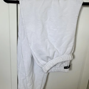 Mjukisbyxor - Vita mjukisbyxor från lager 157.  Använda därav lågt pris! Storlek S. Köpare står för frakt🌟