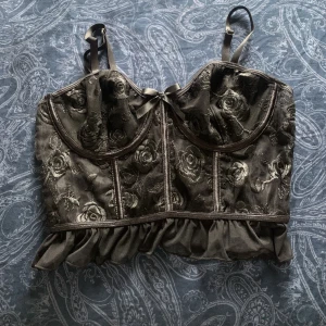 Spets Topp - Söt spets topp, aldrig använd då den ej passa. Strl M/L🩵