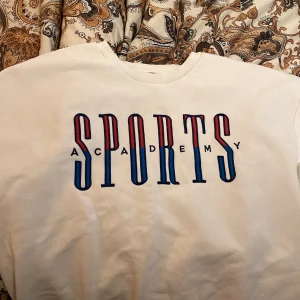 Tjocktröja - Säljer min vita tjocktröja från Gina för jag använder den inte mer