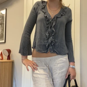 Söt tröja - Tröja med knytning där fram. Färgen är rätt otydligt men skulle säga att de är mörkgrå/grön-aktig färg. (Mer grön i verkligheten än bilderna så ingen blir chockad) Säljer då den aldrig kommer till användning. Super fint skick!! Köparen står för frakten. 😋