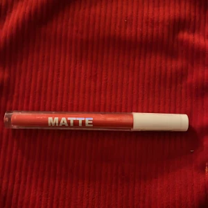 Matte röd läppstift  - En röd matte läppstift, helt oanvänd och är i bra skick   