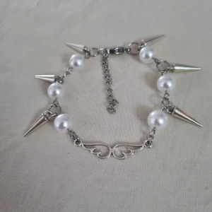 Pärlarmband med vingar - Helt i rostfritt stål förutom pärlor, nitar och charms. Mitt mål är att mina halsband ska hålla i flera år så jag satsar på att göra allt i rostfritt/kirurgiskt stål. 
