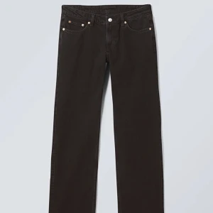 Weekday Arrow Low Straight Jeans - Storlek 24/32 i färgen Black lux. Den absolut bästa svarta bas-byxan. Så fin low waist, bekväma o hållbara. Använt väldigt sparsamt finns inga synliga defekter