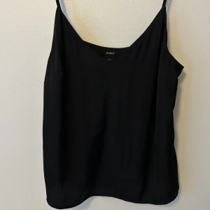 Svart linne i silkesliknande material😍🫶🏼💃 - Såå fint linne i superskick! Älskar materialet! Som silke! Såå snyggt 🤩🥰😍💃