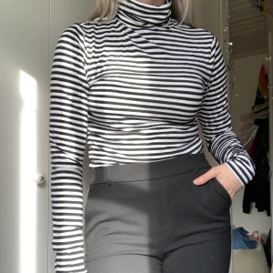 Randig turtleneck  - Lite nopprig i armhålorna, annars fint skick! Turtlenecken är ganska lång så det är meningen att man ska vika ner den.
