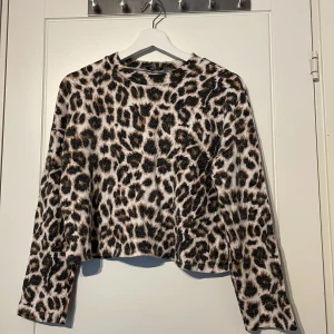 Mjuk croppad tjocktröja - Tjocktröja i ceoppad model med leopardtryck