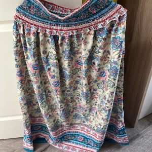 Långkjol - Hör är en mycket fin mönstrad Långkjol! Den är aldrig använd då det var fel storlek, TRYCK INTE PÅ KÖP NU, då det innan va jätte konstigt och pengarna går till fel nummer, kontakta för fler bilder🫶🏼