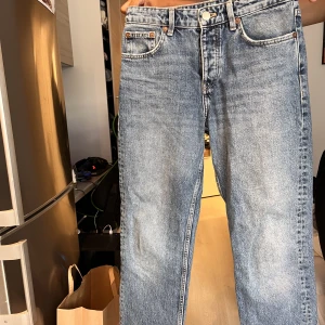 Mörkblåa raka jeans - Raka jeans från Zara, använda ett par gånger, lappen där bak har gått bort, annars är dom i bra skick! 