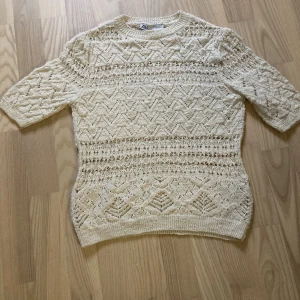 Zara tröja - En jätte fin zara tröja i storlek s💘 skulle säga att den är xs/s❤️ säljaren då den Inte kommit till användning💘 använt en gång, har inga skador eller fläckar❤️, kontakta vid fler bilder eller intreserad❤️, pris kan ändras❤️tryck ej köp nu!!💘