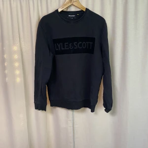 Svart Sweatshirt - Hej! Jag säljer nu min lyle&scott tröja då jag inte använder den någe mer! Den är storlek L och jag säljer den för bara 100kr!