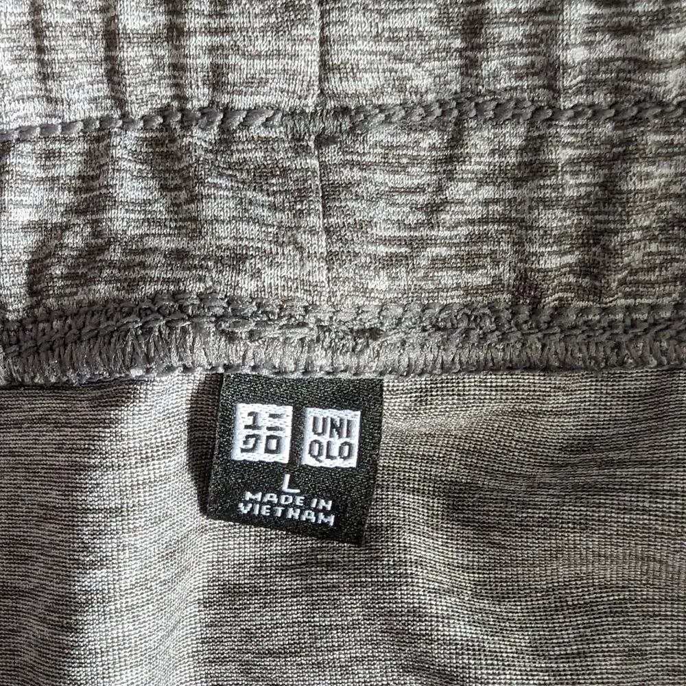 Helt nya oanvända träningsbyxor från Uniqlo. Stadigt material. Storlek L. . Jeans & Byxor.