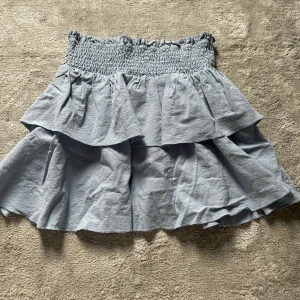 Volangkjol - Säljer min fina volangkjol eftersom ja inte tycker färgen passar mig❤️ inga defekter!!❤️ hör av er vid intresse