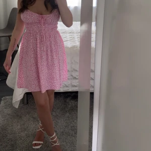 Klänning  - Som ny, betalning sker via swish och köparen står för frakt 