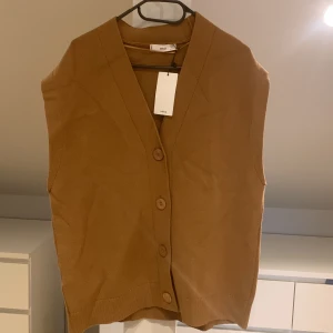 Väst - En brun väst från mango, aldrig använd.