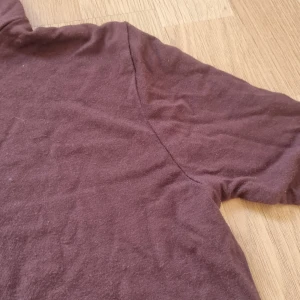 brun halvpolo - brun halvpolo från amisu