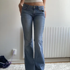 Lågmidjade jeans  - De perfekta lågmidjade jeansen från S.Oliver. De är lågmidjade och bootcut samt inga hål,slitningar osv💕 är 170 cm lång. 
