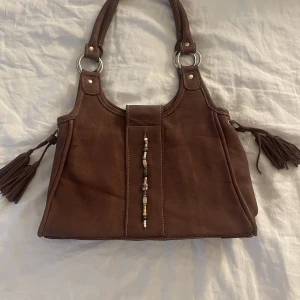 Mocka väska - Köpt secondhand, mycket bra skicka men används inte längre